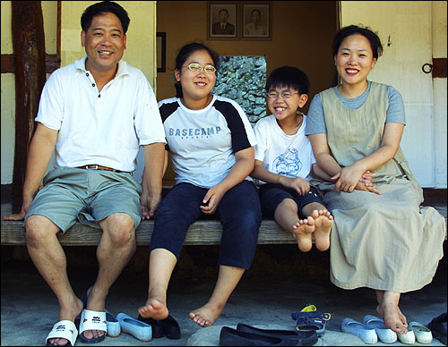 고향 집을 찾은 김도수씨 가족. 